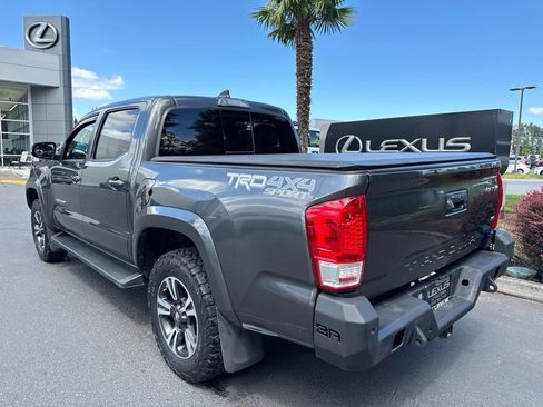 Used 2018 Toyota Tacoma TRD Sport AWD/4WD image 3