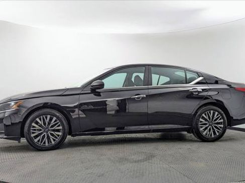 Used 2025 Nissan Altima 2.5 SV FWD image 3