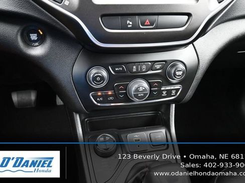 Used 2020 Jeep Cherokee Trailhawk w/ Cold Weather Group AWD/4WD image 31
