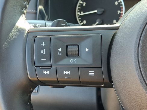 Certified 2025 Nissan Pathfinder SV FWD image 25