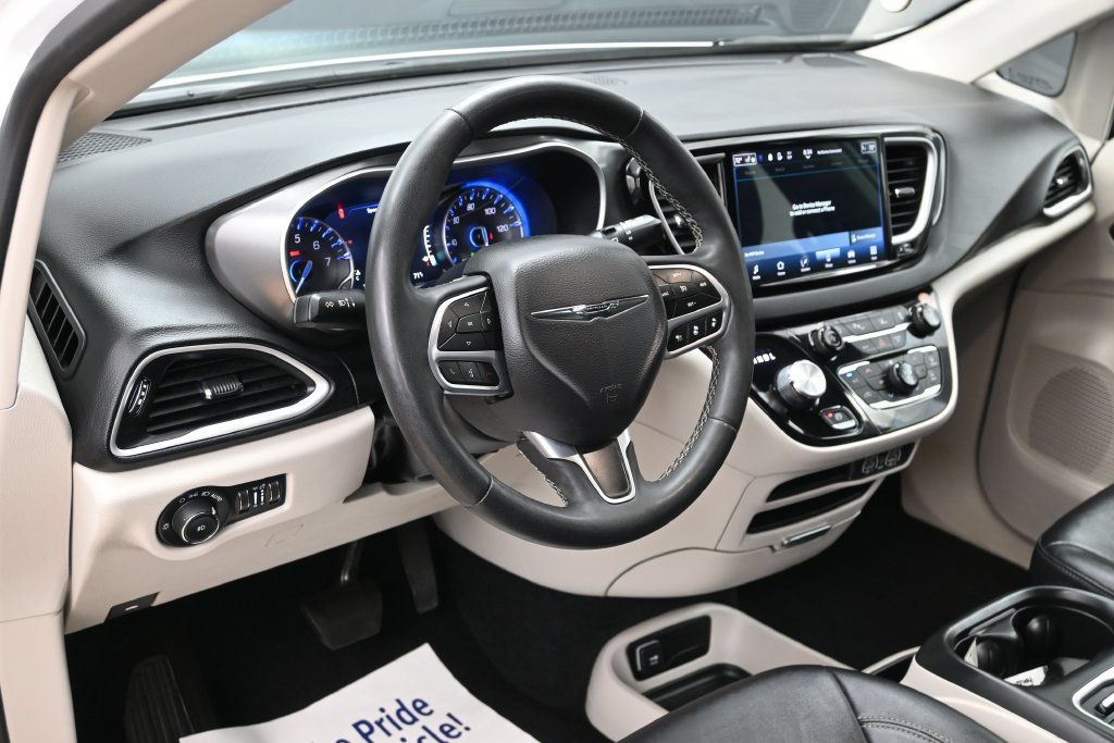 Used 2024 Chrysler Pacifica Touring-L FWD image 12