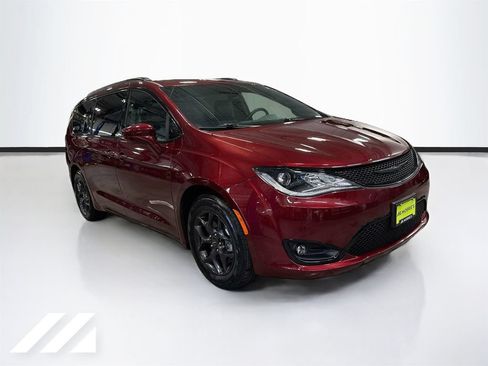 Used 2020 Chrysler Pacifica Touring-L w/ S Appearance Package FWD image 3