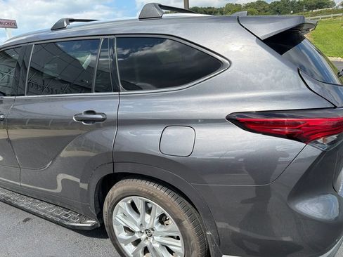Used 2021 Toyota Highlander Limited AWD/4WD image 9