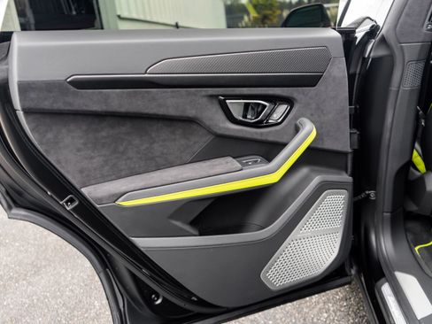 Used 2021 Lamborghini Urus AWD/4WD image 33