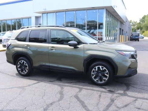 Used 2025 Subaru Forester Premium image 2