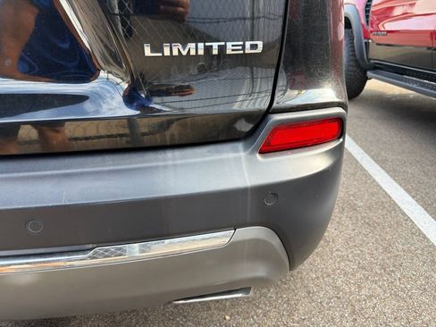 Used 2019 Jeep Cherokee Limited AWD/4WD image 5