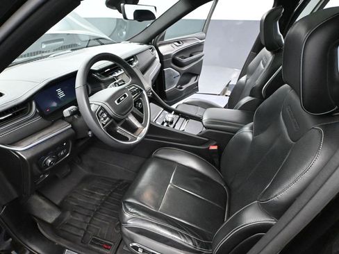 Used 2022 Jeep Grand Cherokee Overland w/ Luxury Tech Group IV image 25