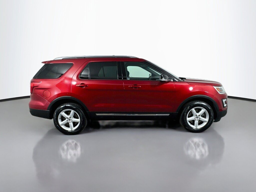 Used 2017 Ford Explorer XLT AWD/4WD image 6