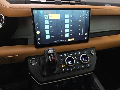 Used 2023 Land Rover Defender 130 X-Dynamic SE image 6