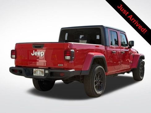 Used 2023 Jeep Gladiator Overland image 2