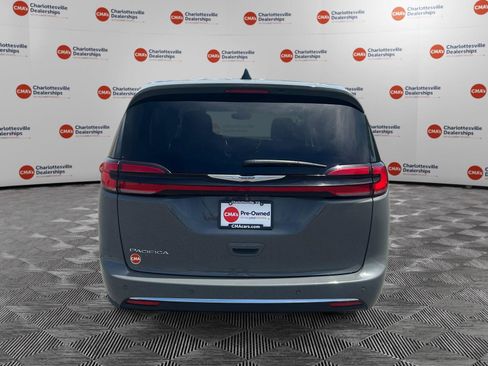 Used 2023 Chrysler Pacifica Touring-L FWD image 4