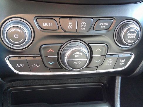 Used 2020 Jeep Cherokee Limited AWD/4WD image 28