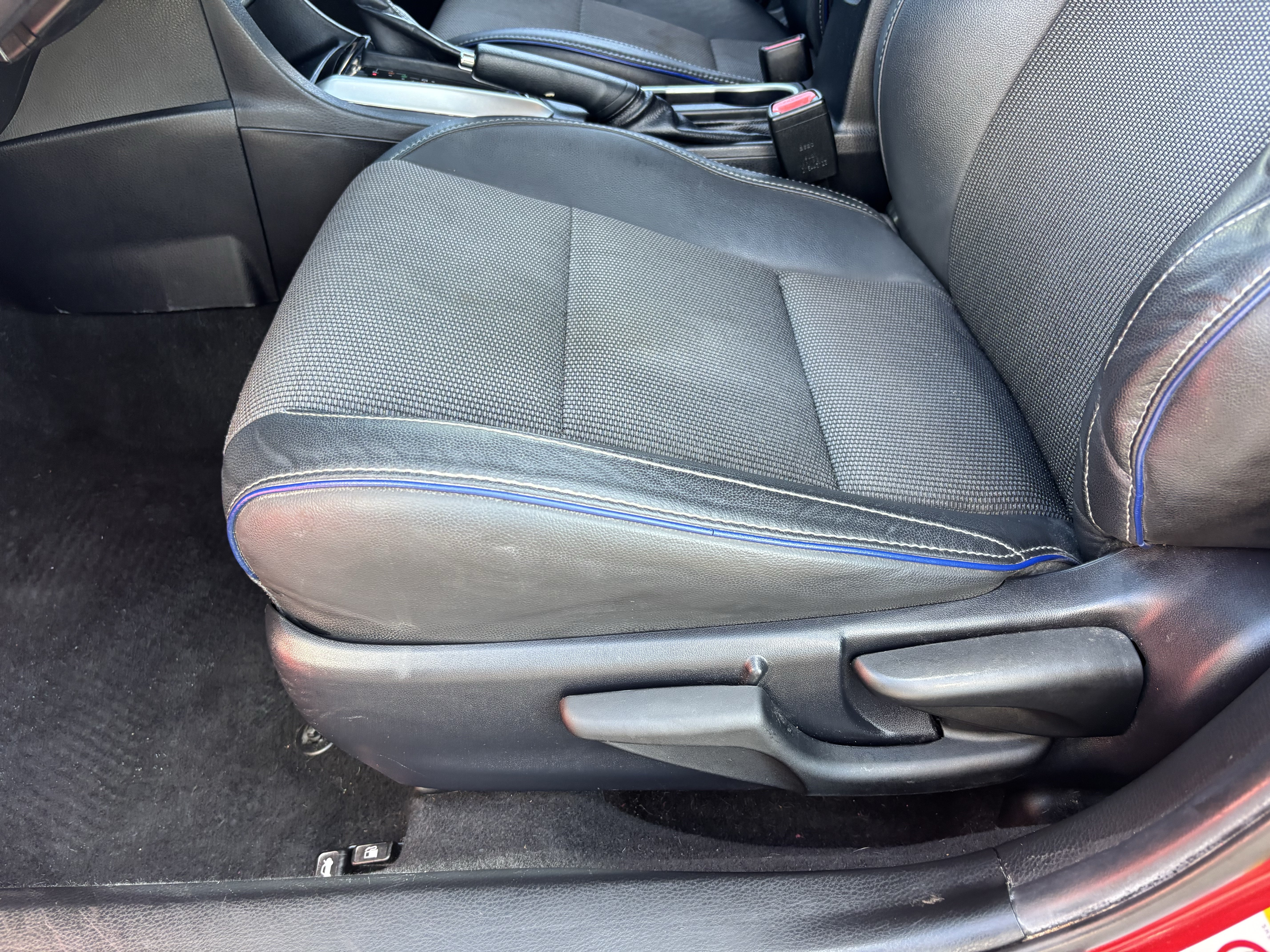 Used 2018 Toyota Corolla SE w/ Carpet Mat Package (TMS) FWD image 18