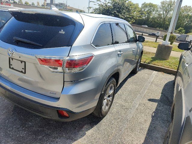Used 2014 Toyota Highlander XLE FWD image 12