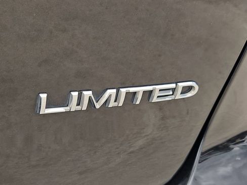 Used 2018 Chrysler Pacifica Limited w/ Advanced Safetytec Group FWD image 9