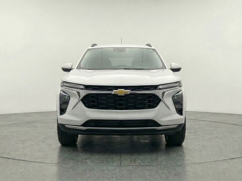 Used 2025 Chevrolet Trax LT FWD image 2