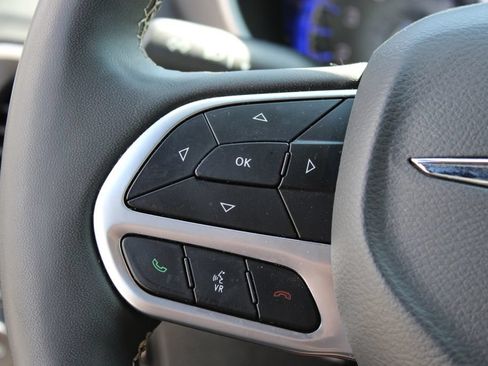 Used 2025 Chrysler Pacifica Select FWD image 14