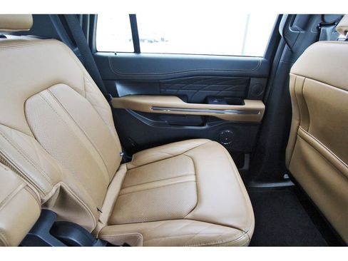 Used 2022 Ford Expedition Platinum image 11