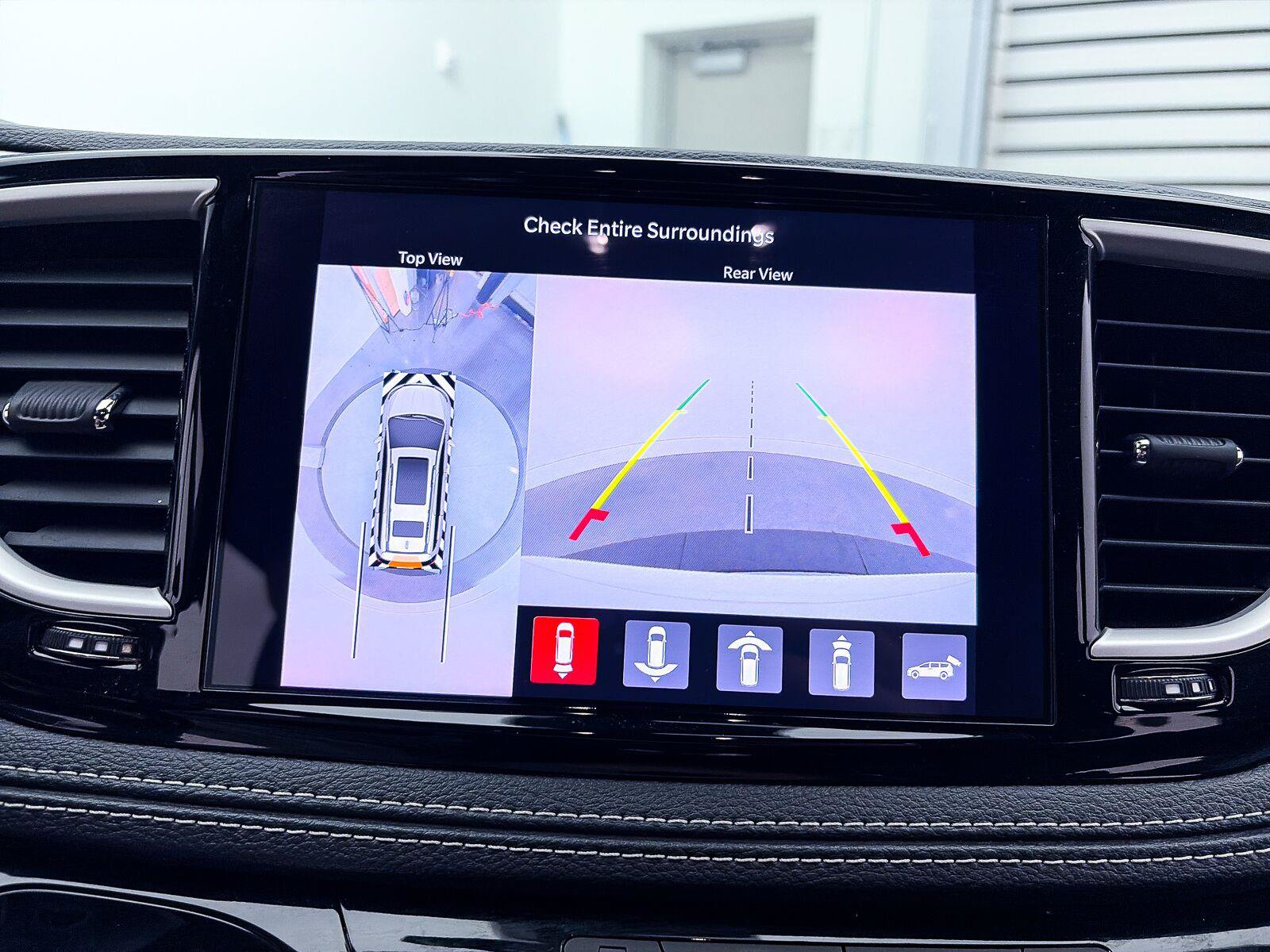 Used 2023 Chrysler Pacifica Touring-L w/ Uconnect Theater Family Group FWD image 7