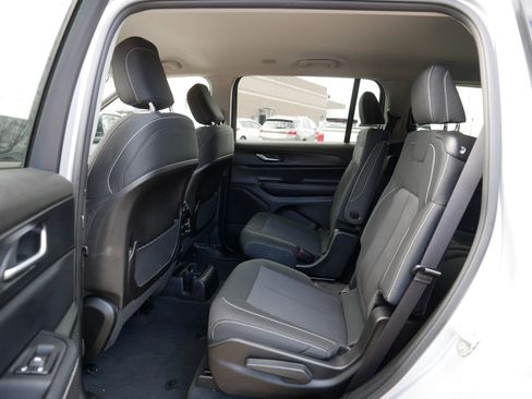 Used 2023 Jeep Grand Cherokee L Laredo image 34