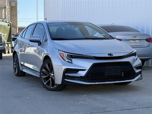 Used 2024 Toyota Corolla SE image 2