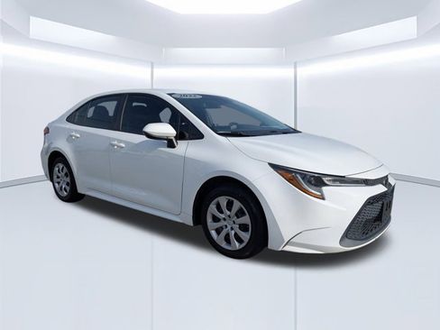 Used 2022 Toyota Corolla LE image 2