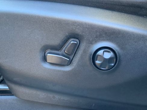 Used 2023 Chrysler Pacifica Touring-L image 19