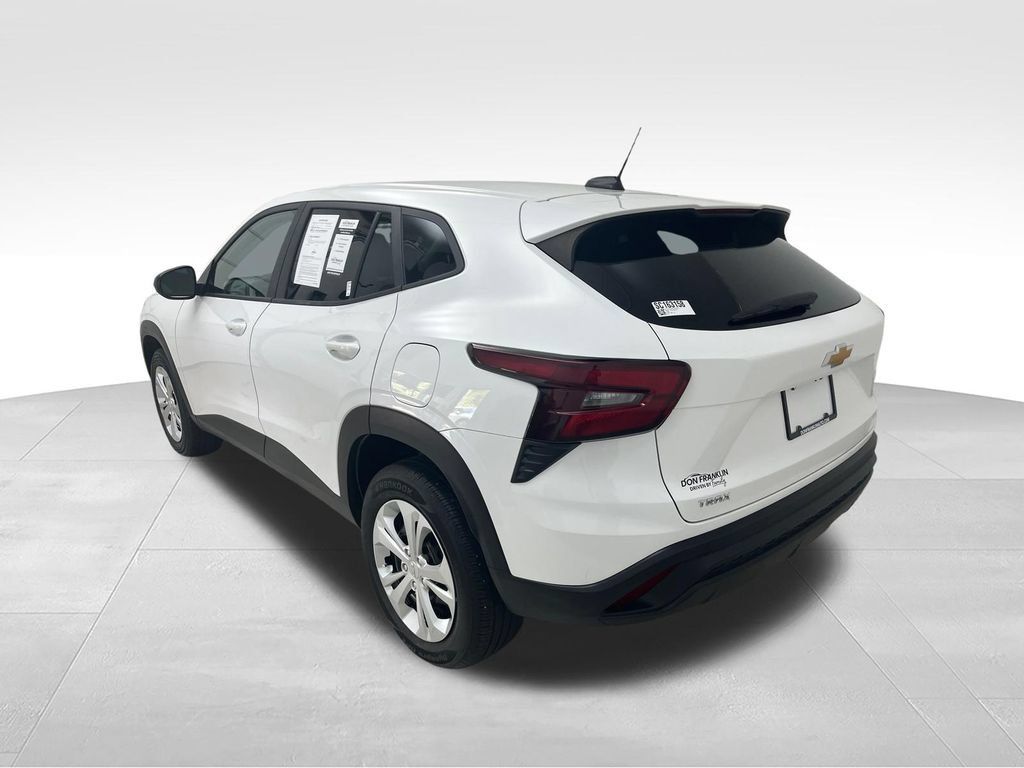 Used 2025 Chevrolet Trax LS FWD image 3