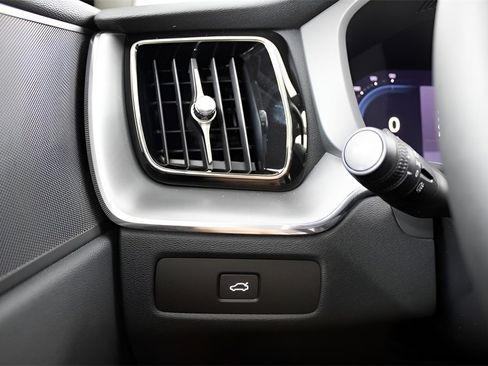 Certified 2025 Volvo XC60 B5 Core w/ Protection Package Premier image 22