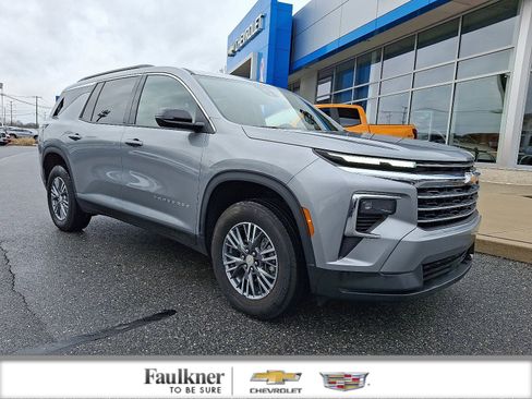 Certified 2025 Chevrolet Traverse LT image 1