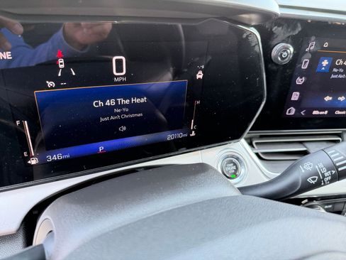 Used 2025 Chevrolet Trax LT image 38