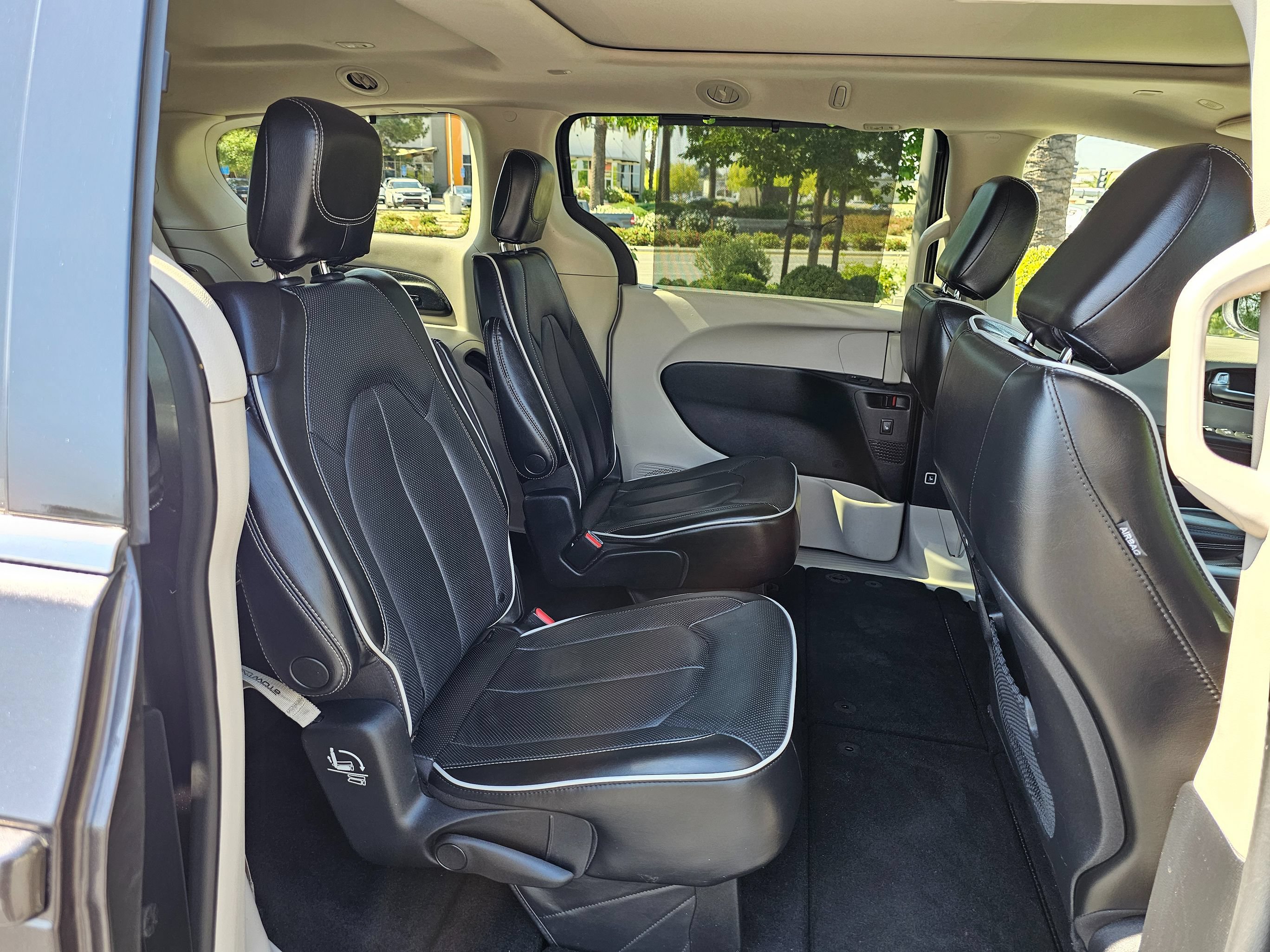 Used 2022 Chrysler Pacifica Limited FWD image 28