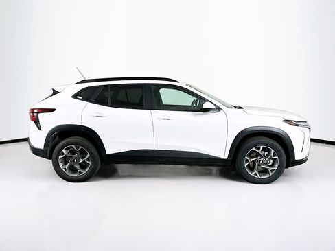 Used 2025 Chevrolet Trax LT FWD image 10