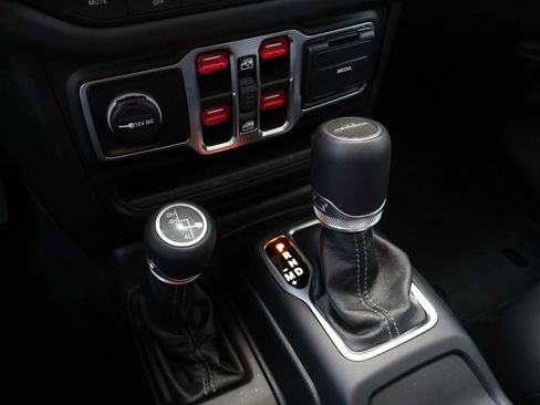 Used 2025 Jeep Gladiator Sport AWD/4WD image 15