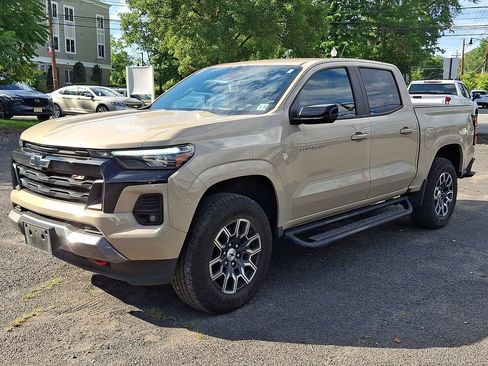 Used 2023 Chevrolet Colorado Z71 w/ Z71 Convenience Package 2 AWD/4WD image 3