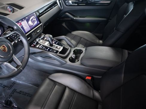Certified 2023 Porsche Cayenne AWD/4WD image 18