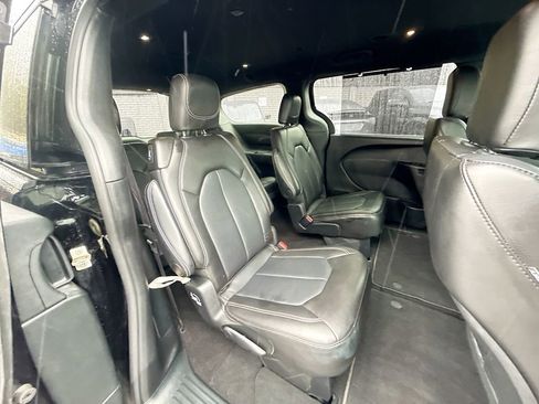 Used 2025 Chrysler Pacifica Select image 32