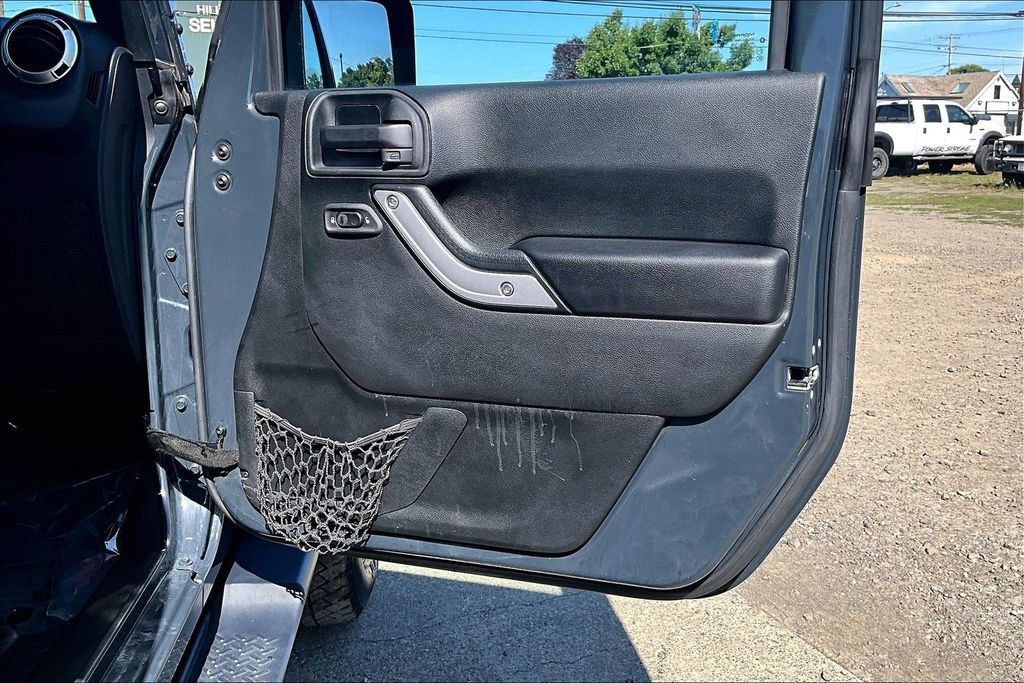 Used 2017 Jeep Wrangler Unlimited Sahara w/ Connectivity Group AWD/4WD image 23