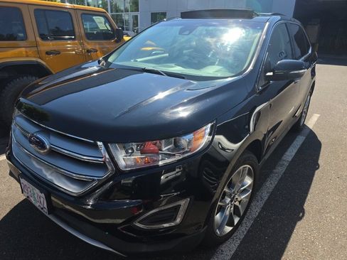 Used 2018 Ford Edge Titanium w/ Equipment Group 302A AWD/4WD image 2