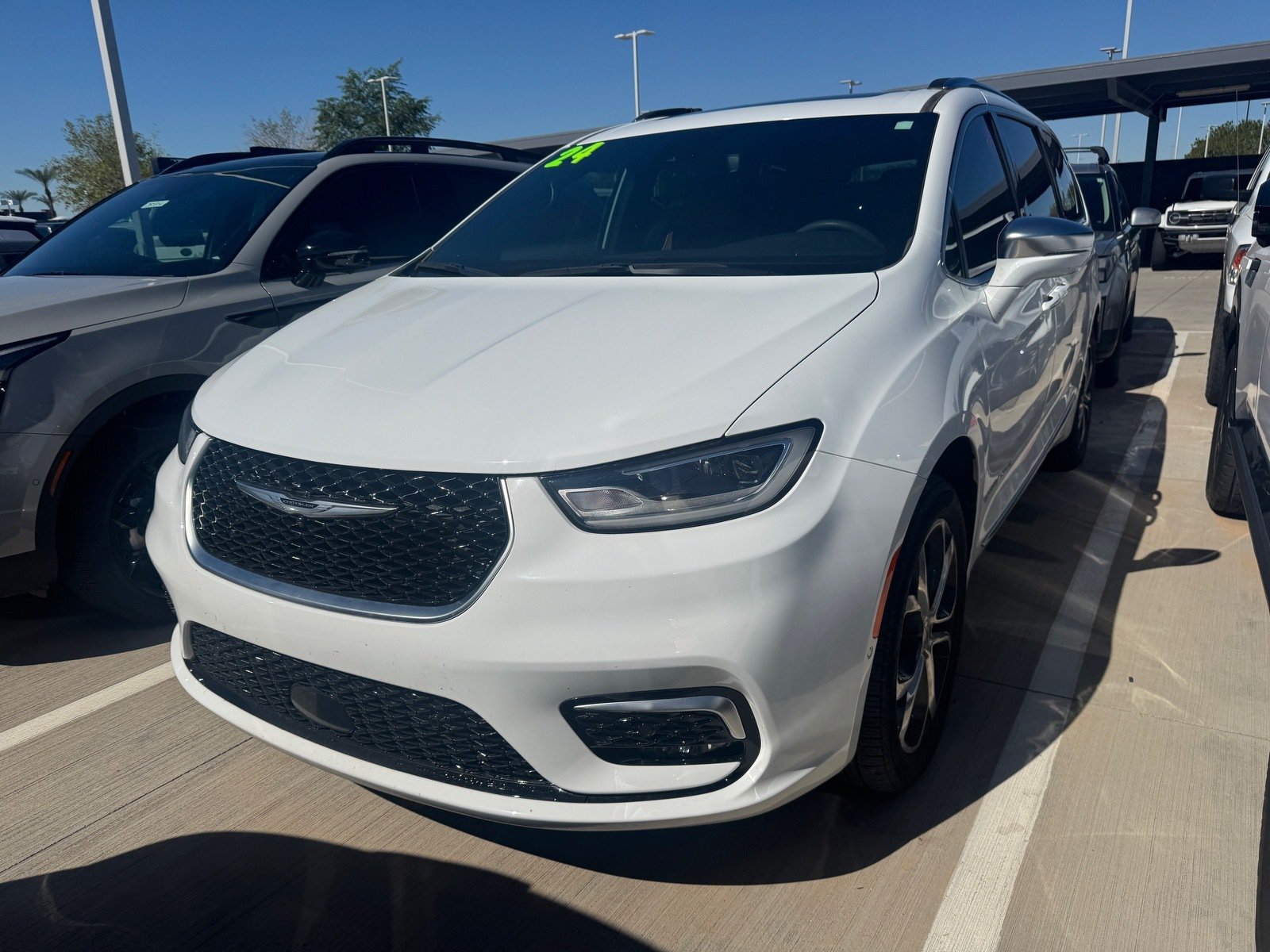 Used 2024 Chrysler Pacifica Pinnacle w/ Trailer Tow Group AWD/4WD image 2