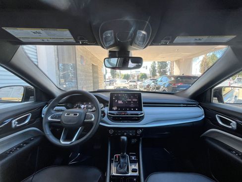 Used 2025 Jeep Compass Limited image 33