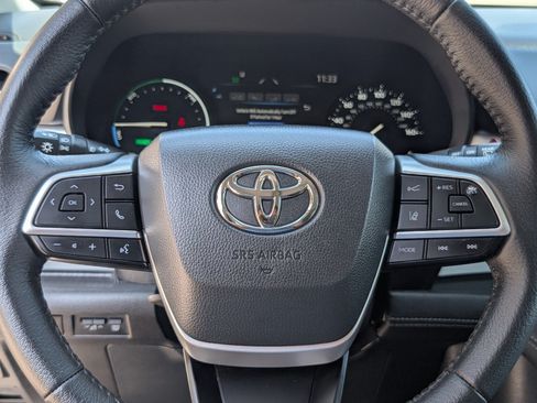 Used 2026 Toyota Sienna XLE FWD image 19