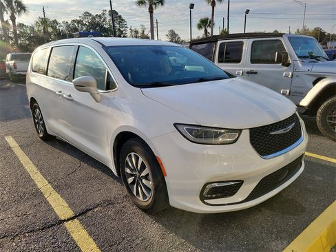 Used 2022 Chrysler Pacifica Touring-L image 1