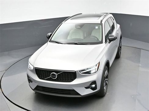 Used 2024 Volvo XC40 B5 Plus w/ Protection Package Premier image 44