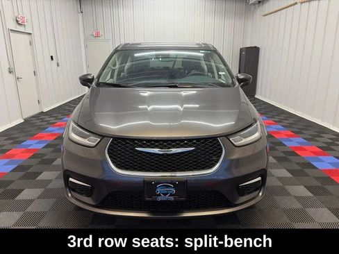 Used 2023 Chrysler Pacifica Touring-L FWD image 9
