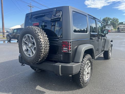 Used 2017 Jeep Wrangler Unlimited Rubicon w/ Connectivity Group AWD/4WD image 3