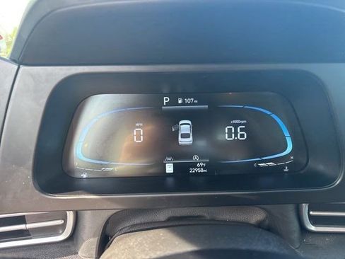 Used 2025 Hyundai Elantra SE image 15