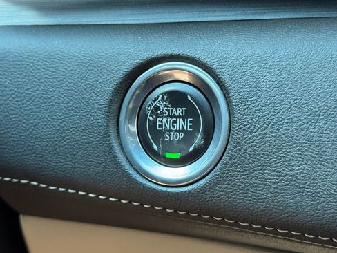 Used 2021 Cadillac Escalade Premium Luxury AWD/4WD image 23