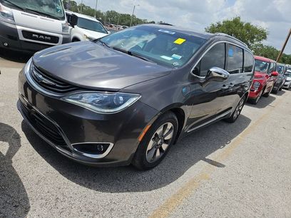 Used 2018 Chrysler Pacifica Limited w/ Advanced Safetytec Group