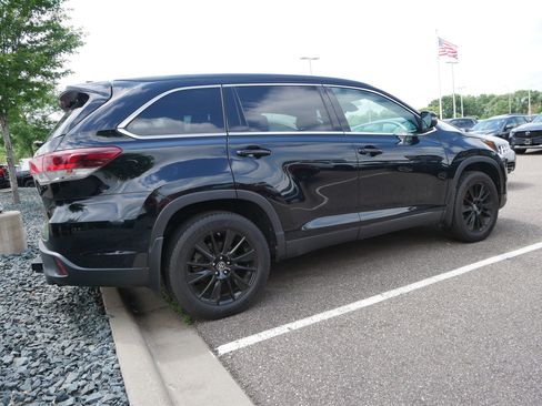 Used 2019 Toyota Highlander SE AWD/4WD image 4
